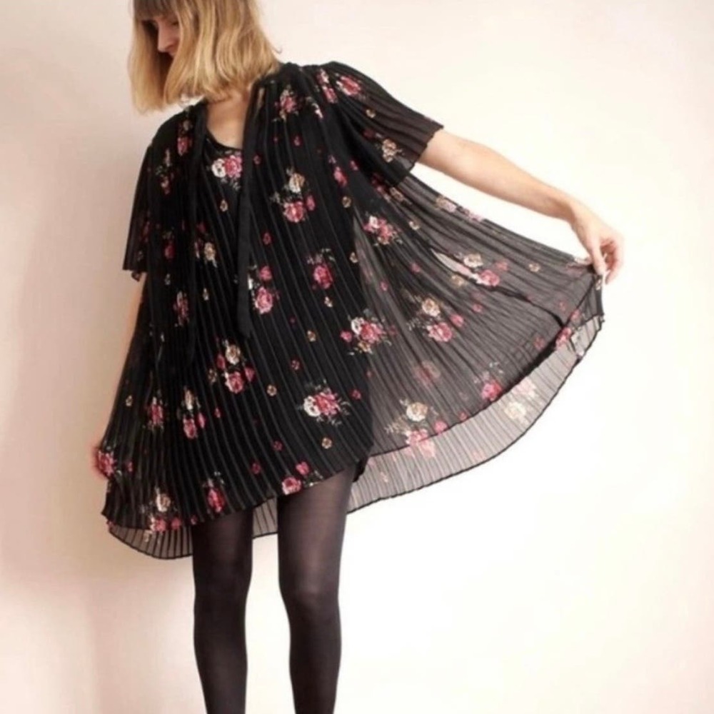 Zara FLOWING BLACK PRINTED FLORAL PLEATED JUMPSUIT MINI DRESS SIZE Medium